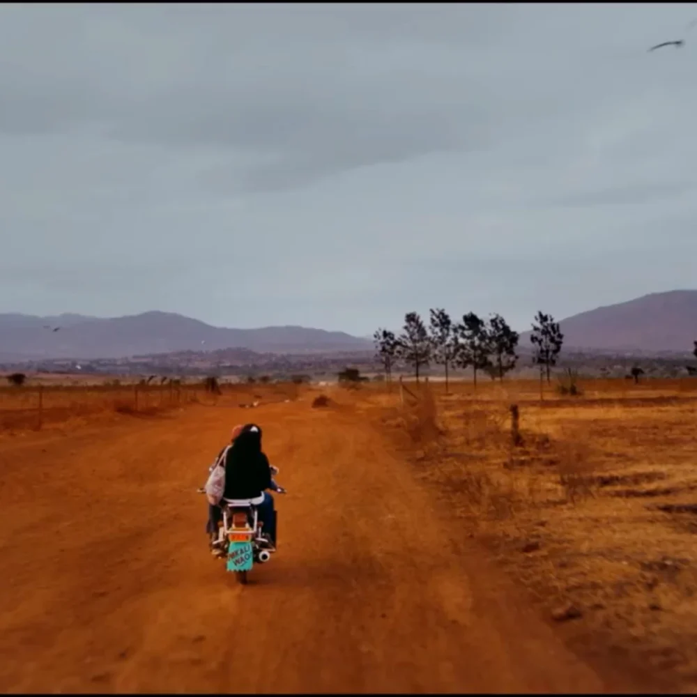 Amref Health Africa utbildar hälsoarbetare i Afrika för bättre vård.