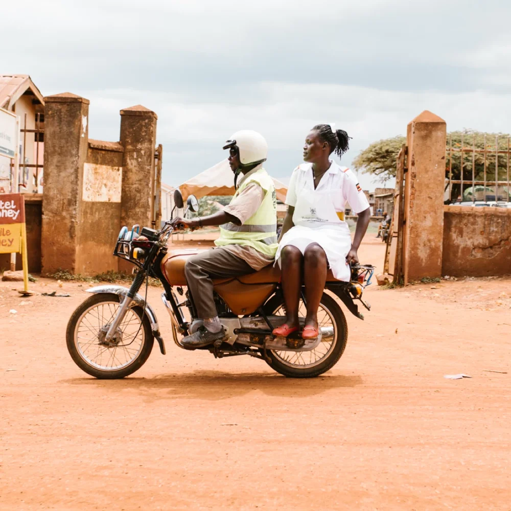 Amref-hälsoarbetare reser med motorcykel för att ge vård i avlägsna områden