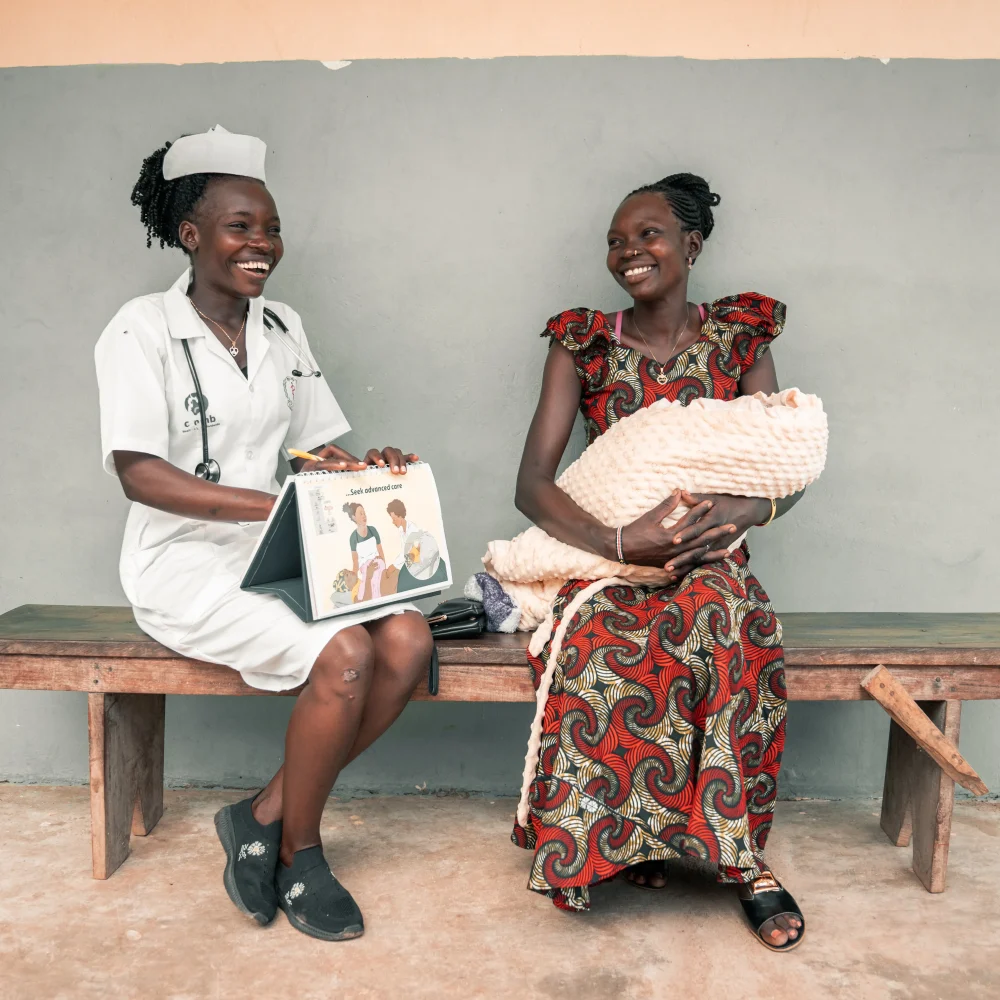 Trygg mödravård – sjuksköterskan Hellen med mamma och nyfödd