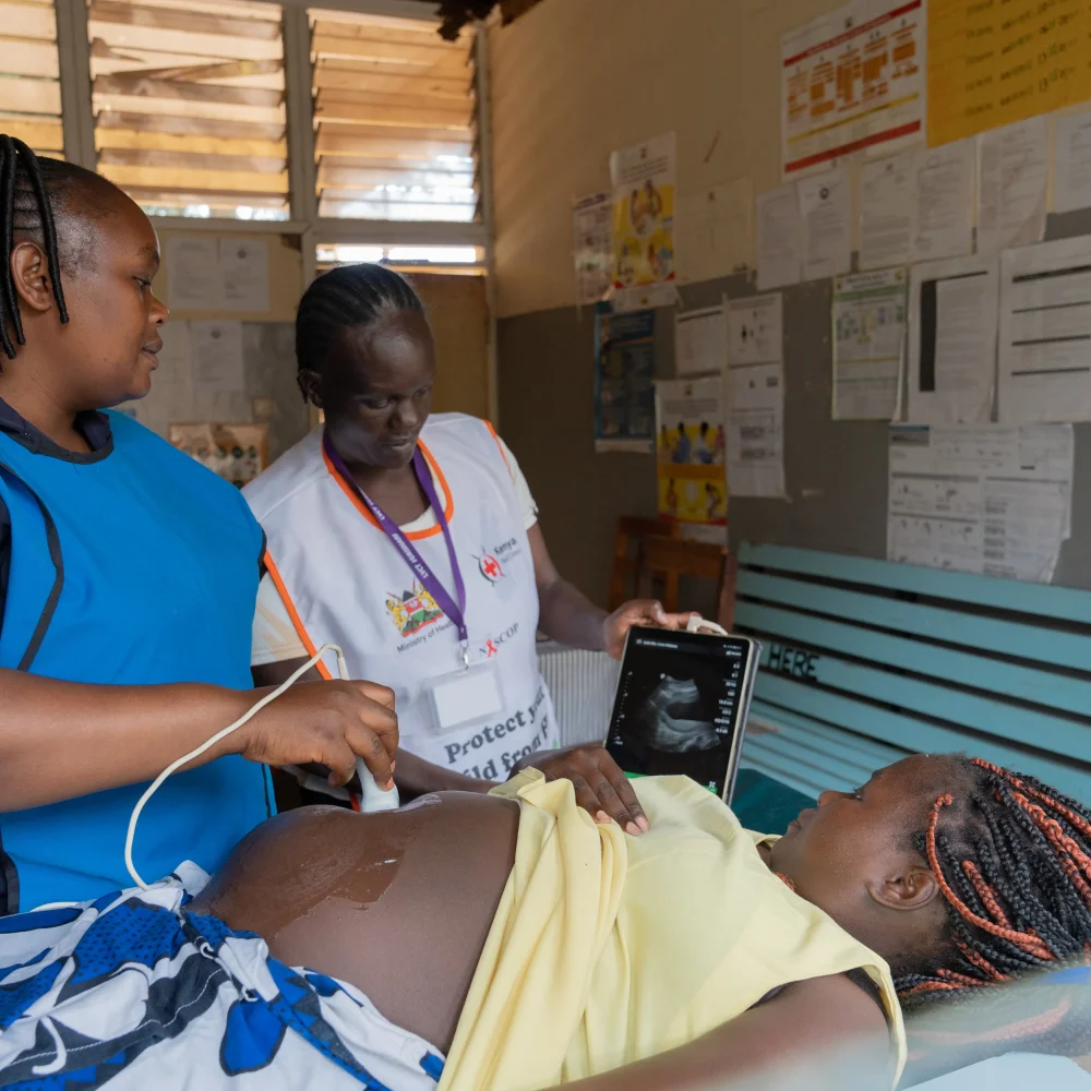 Gravid kvinna får ultraljud av barnmorskor med hjälp av iPad – Amrefs innovativa sjukvård gör mödravård tillgänglig även i avlägsna delar av Afrika.