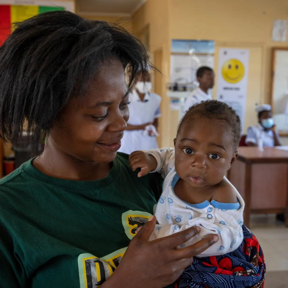 Mamma och barn i Afrika får stöd genom Amrefs arbete med mödra- och barnhälsovård.