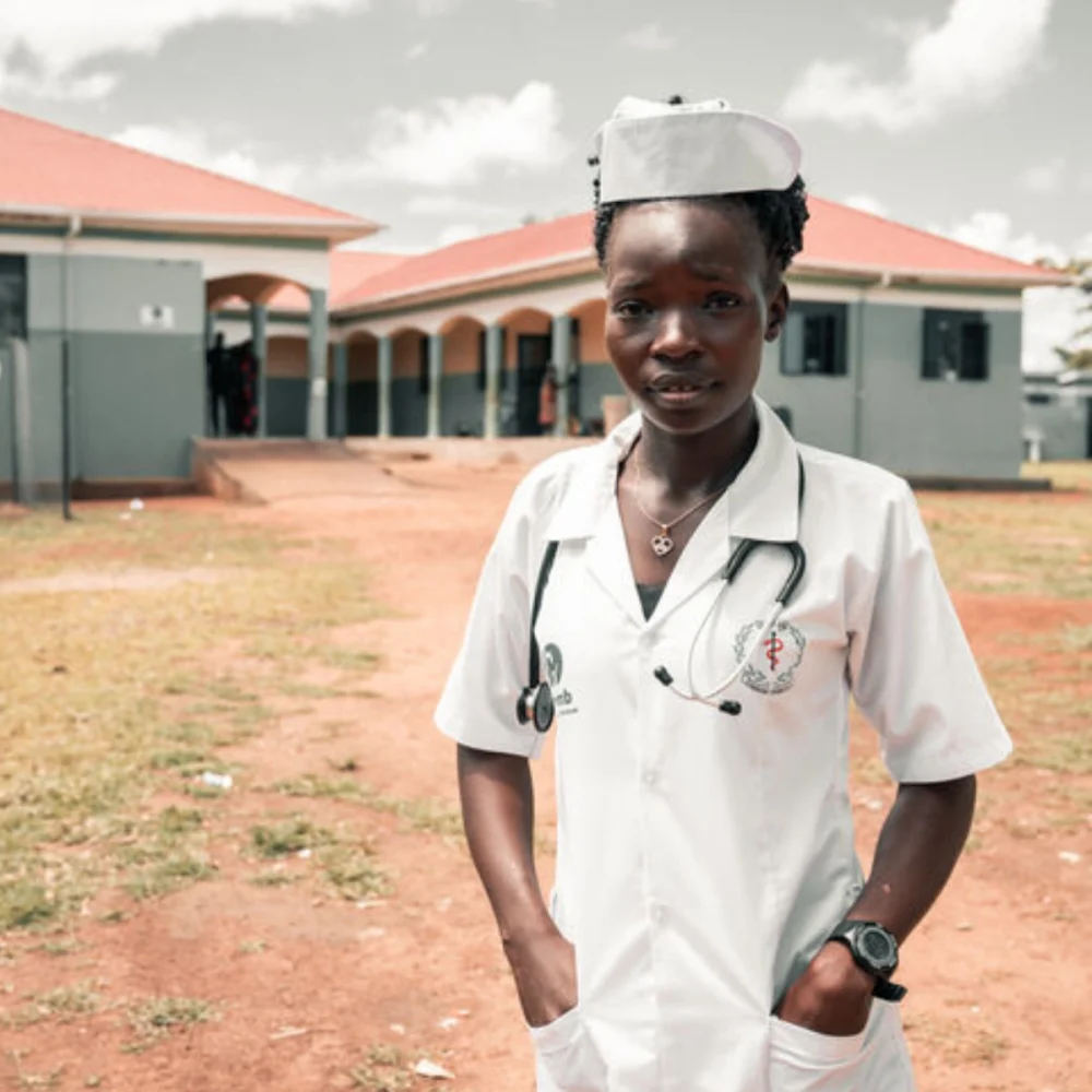 Amref utbildar hälsoarbetare i Afrika för att fler människor ska få tillgång till livsviktig vård.