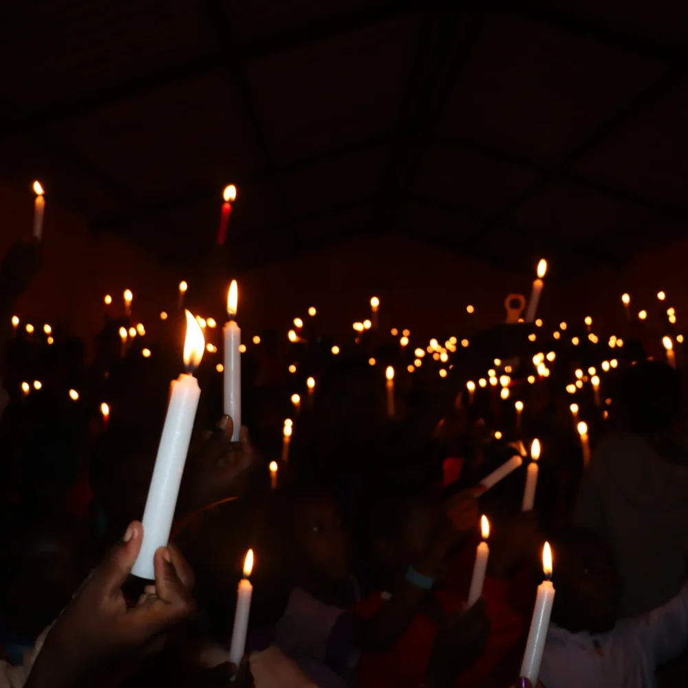 Tänt ljus under en ARP-session i Kenya, där Amref arbetar för att ersätta kvinnlig könsstympning med alternativa initiationsriter och stärka flickors rättigheter.