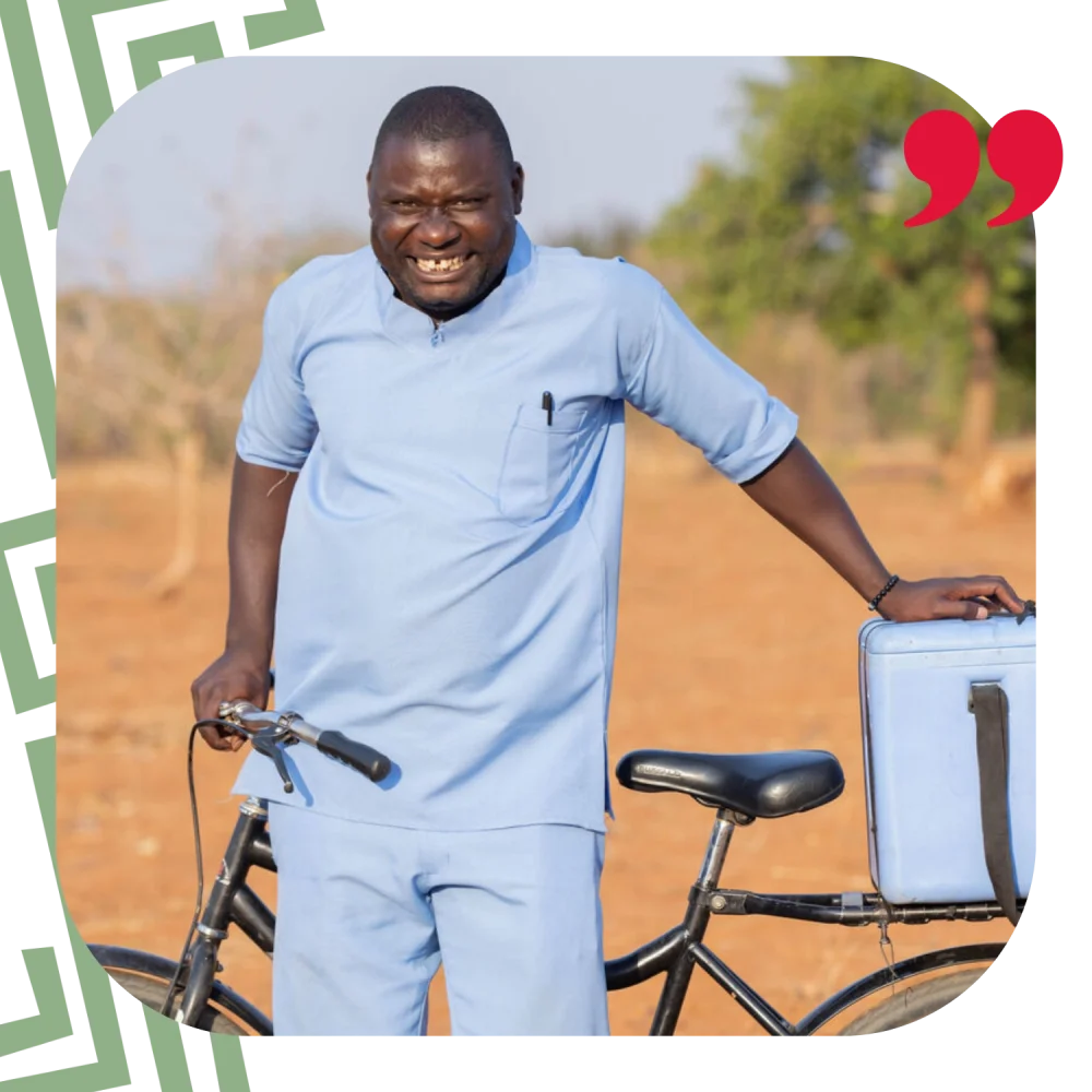 Fanizo Simenti, community health worker i Malawi, cyklar långa sträckor för att ge vård, vaccin och stöd till familjer på landsbygden – utbildad av Amref Health Africa.