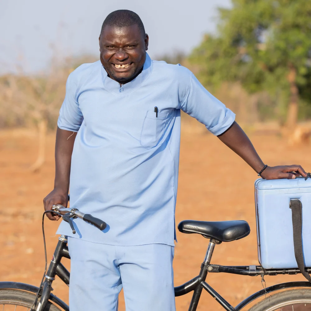 Lokal hälsoarbetare i Malawi cyklar långa sträckor på landsbygden för att leverera livsviktig hälsovård till kvinnor och barn i avlägsna samhällen.