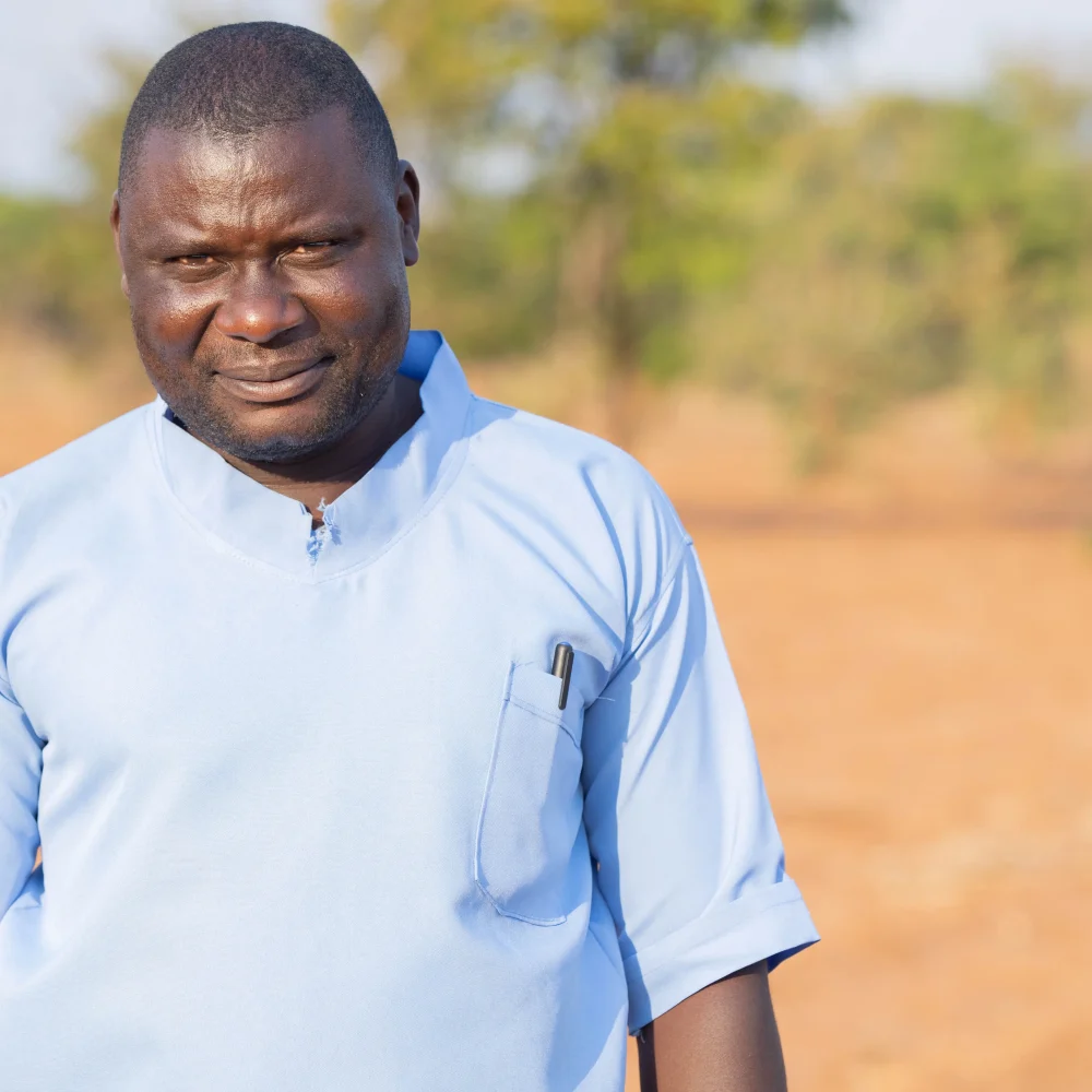 Lokal hälsoarbetare i Malawi cyklar långa sträckor på landsbygden för att leverera livsviktig hälsovård till kvinnor och barn i avlägsna samhällen.