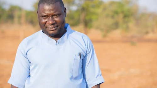 Lokal hälsoarbetare i Malawi cyklar långa sträckor på landsbygden för att leverera livsviktig hälsovård till kvinnor och barn i avlägsna samhällen.