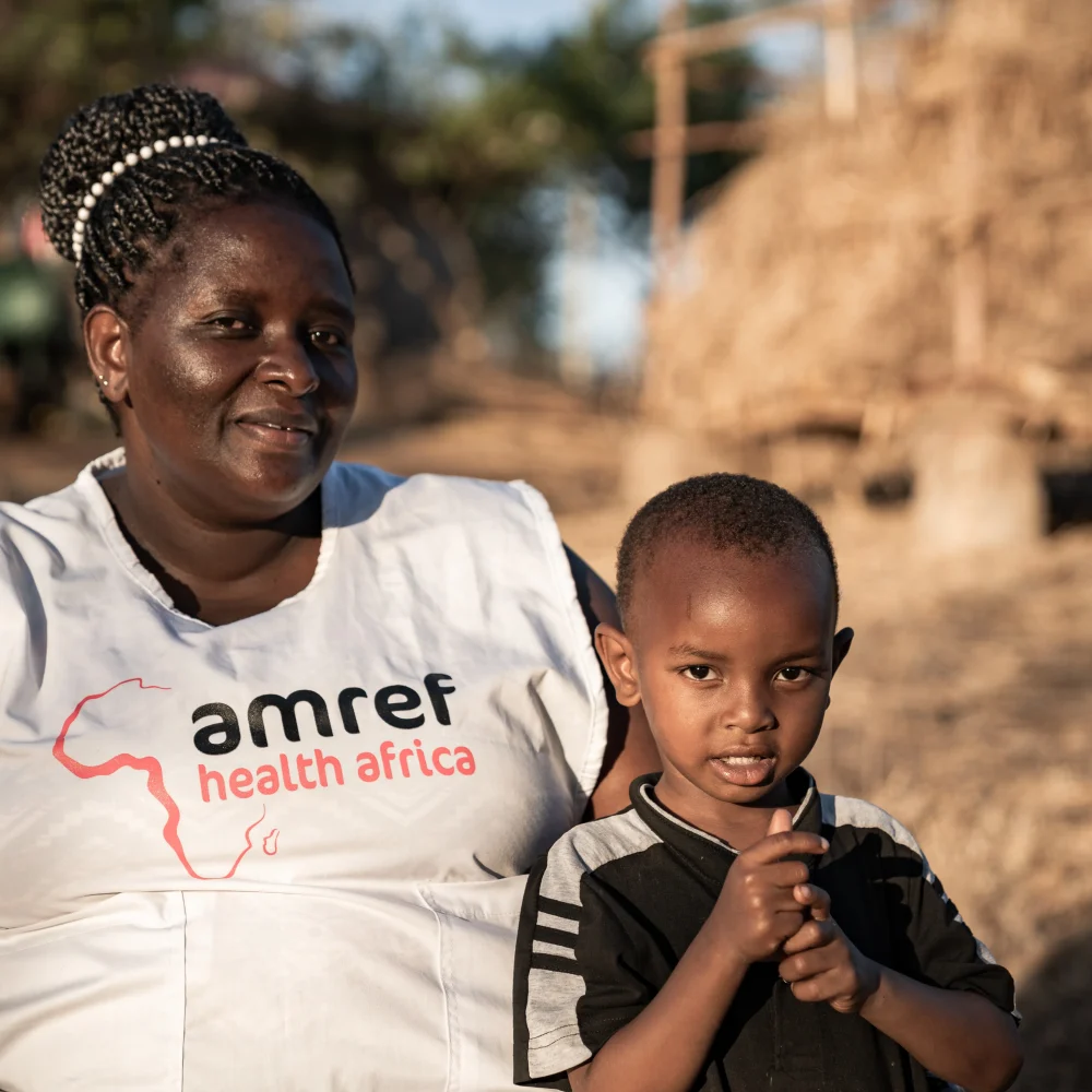 Hälsoarbetaren Ann Munyao, utbildad av Amref Health Africa, ger vård i Makueni, Kenya.