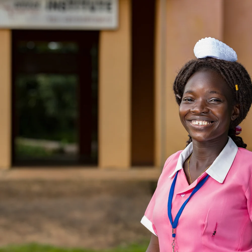 Hellen, barnmorskestudent i Sydsudan, hjälper kvinnor att föda tryggt genom Amref Health Africas utbildningsprogram för barnmorskor.