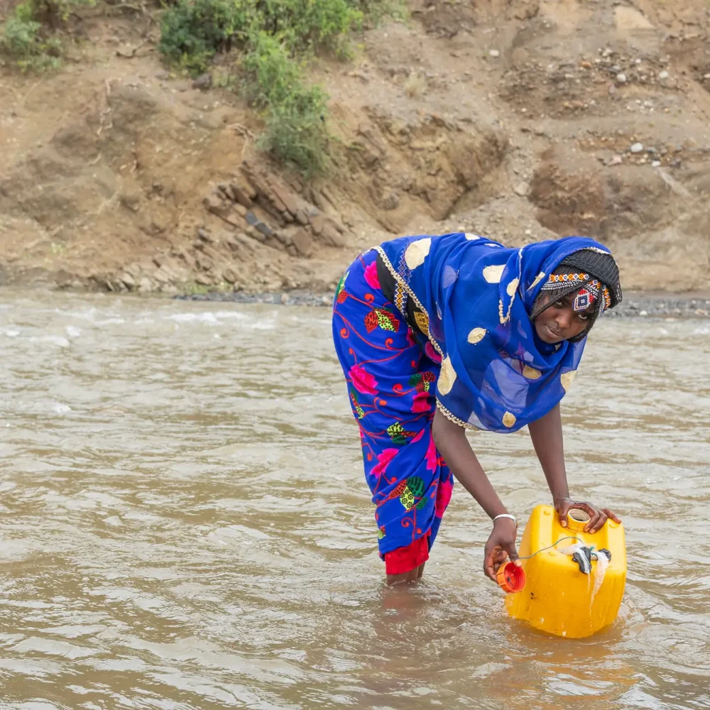 Udima Awol, 19 år, från Jarra i Afarregionen i Etiopien, går flera gånger om dagen tre kilometer för att hämta vatten från en flod – en vardag som påverkar hennes skolgång och framtid.