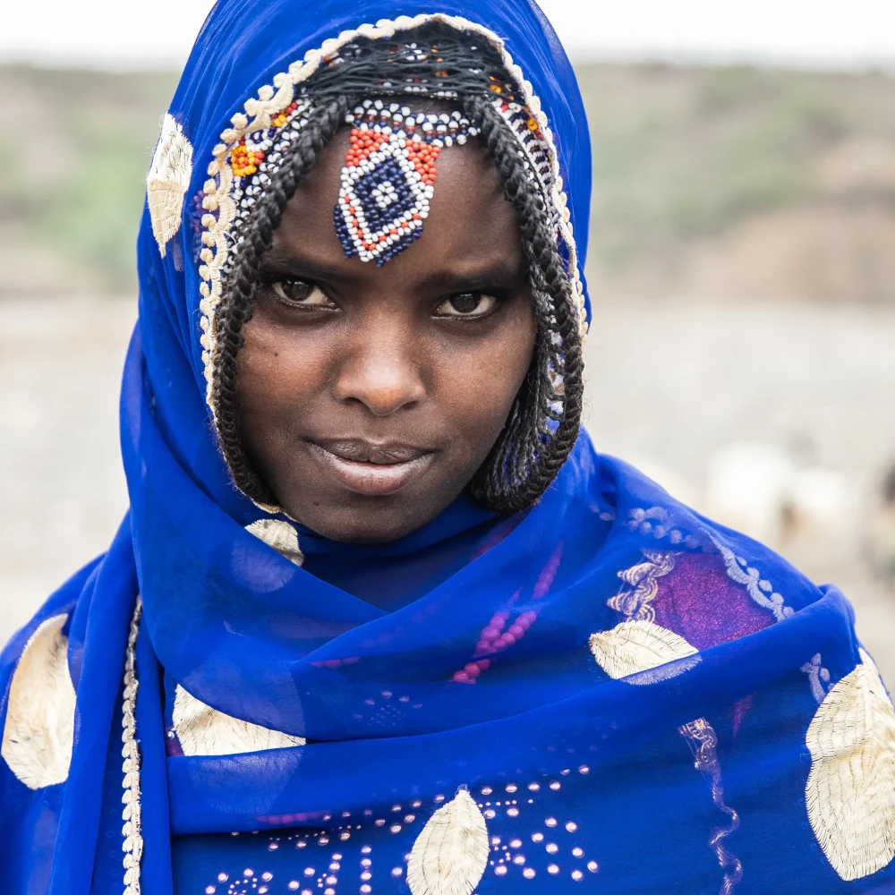 Udima Awol, 19 år, från Jarra i Afarregionen i Etiopien, går flera gånger om dagen tre kilometer för att hämta vatten från en flod – en vardag som påverkar hennes skolgång och framtid.